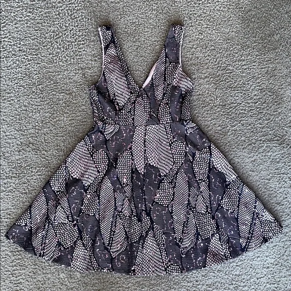 Bailey Blue Black and Rose Gold Stylish V-Neck Patterned Dress - Picture 6 of 7